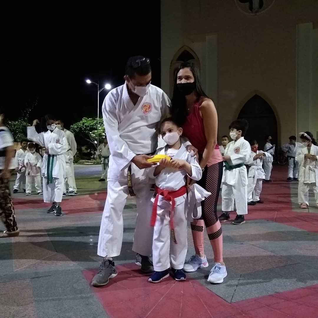 Bianca aprovada por ara faixa amarela